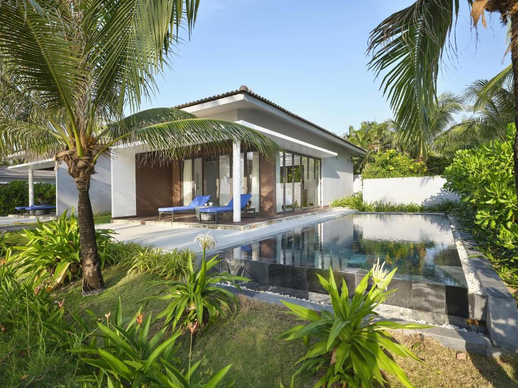 DELUXE BEACHFRONT BUNGALOW WITH PRIVATE POOL